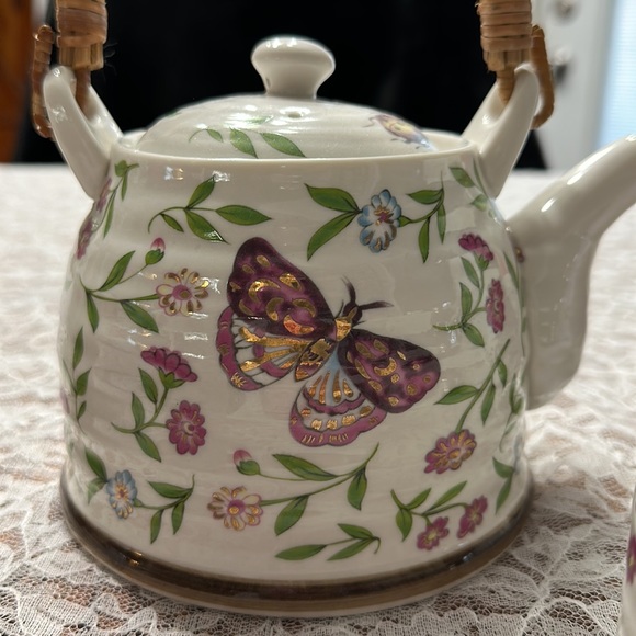 Teaopia Tea pot is stunning with tea leaf basket rattan handle - Picture 1 of 7